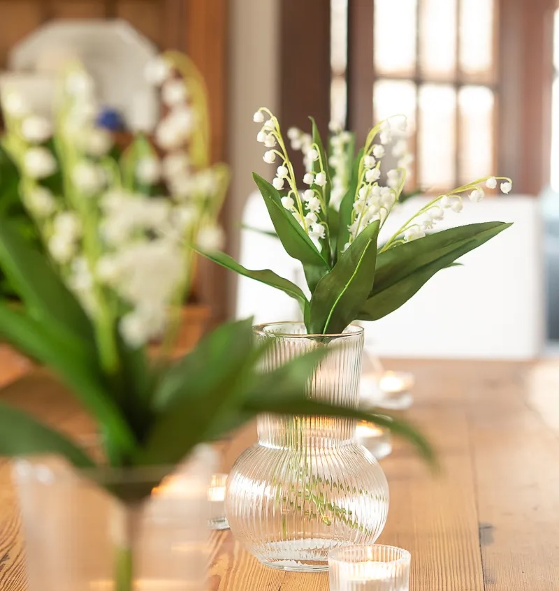 Close-Up-Lily-of-the-Valley-Table